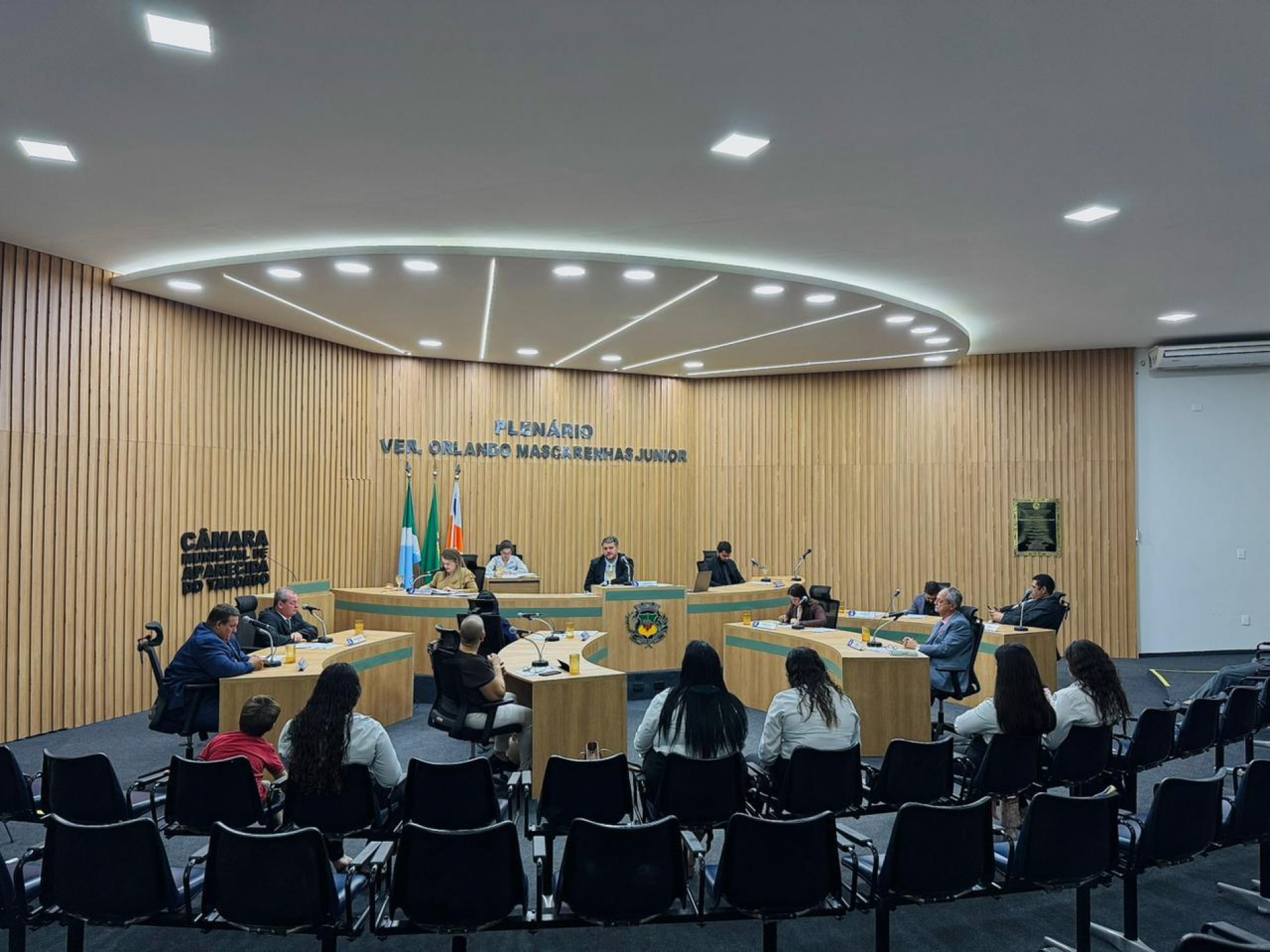 Em sess&atilde;o extraordin&aacute;ria, C&acirc;mara aprova reajuste salarial de 5,45% e aumento no aux&iacute;lio-alimenta&ccedil;&atilde;o